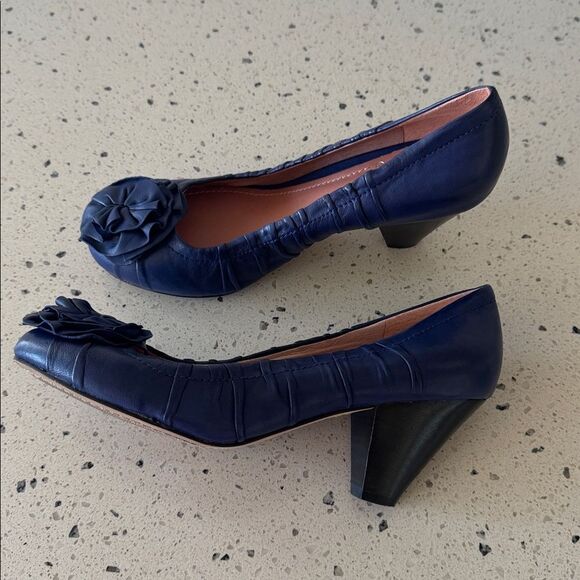 Vince Camuto Blueberry Leather Cone Heels Pumps Rosette Detail Women’s Size 7.5B - Picture 1 of 12